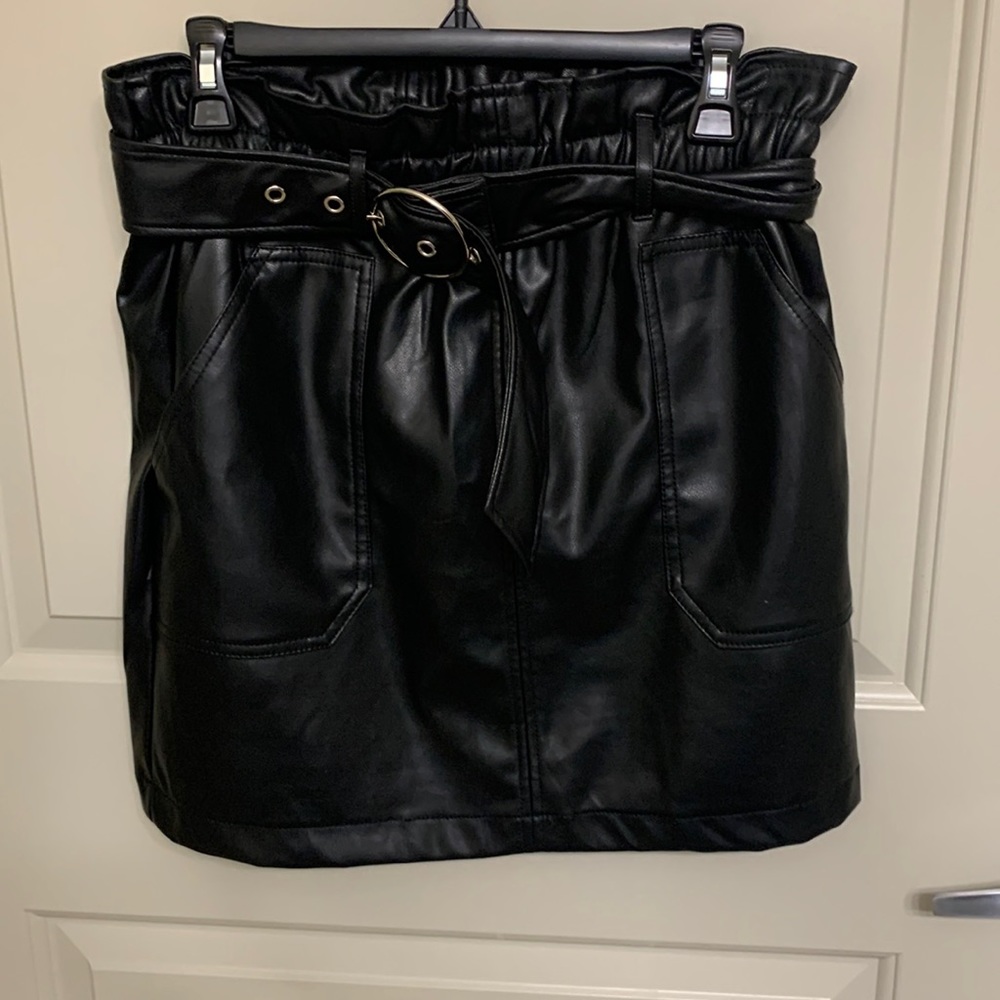 Haute Monde Leather Skirt. Size L. Black